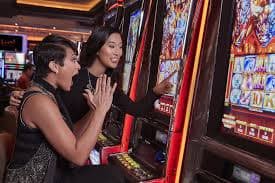 Antarmuka meja Domino QQ gebyar 4d menampilkan ubin domino, taruhan, dan kursi pemain
